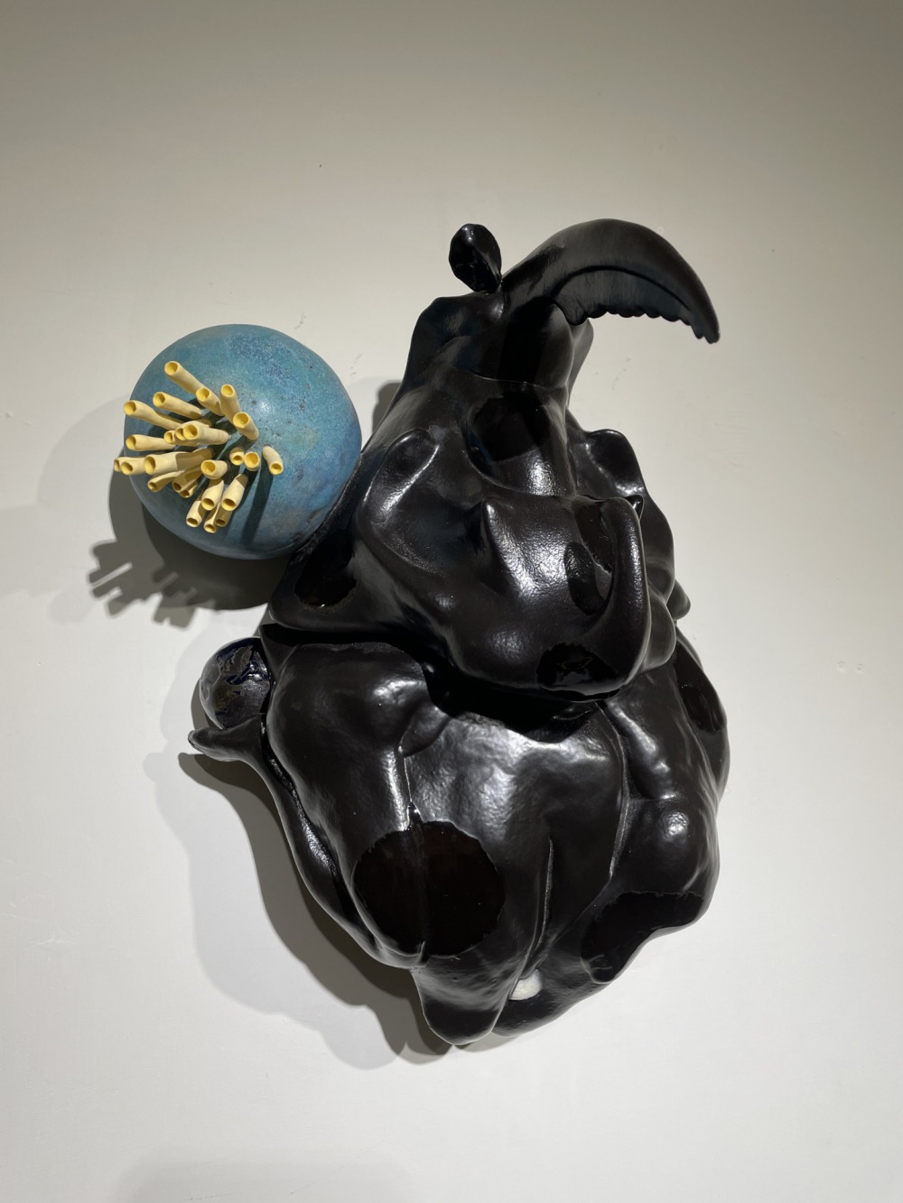 胡慧琴--低鳴的世界輕輕湧動-甲蟲(大) 35x25x20cm 陶土、瓷土,1230度氧化燒 2019