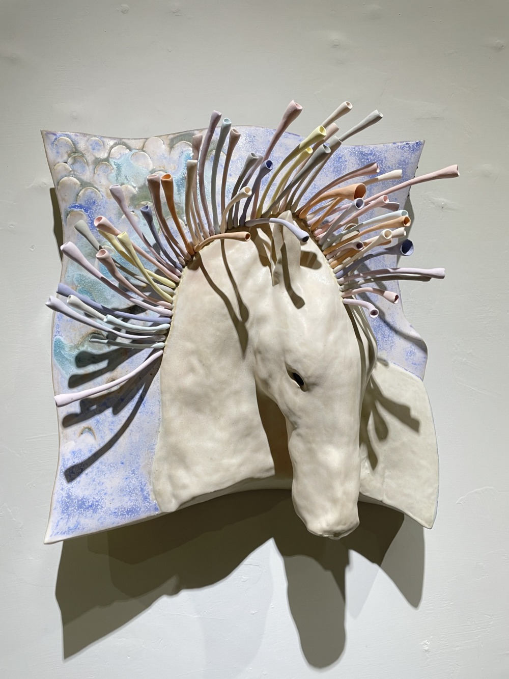 胡慧琴--故事-起風 35x35x8cm 陶土、瓷土、1230度氧化燒 2023