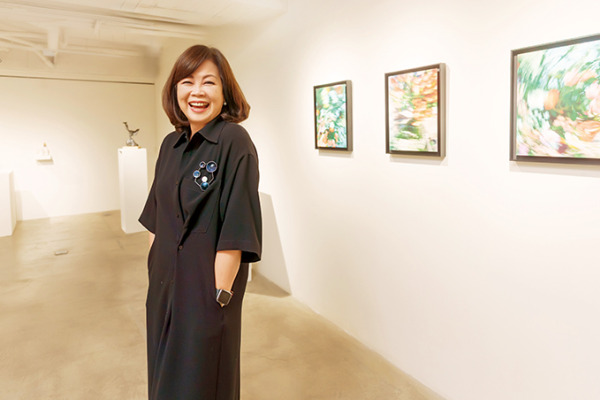 From a housewife to a construction heroine, she not only builds luxury houses, but also provides a stage for underrepresented artists. Cover Story