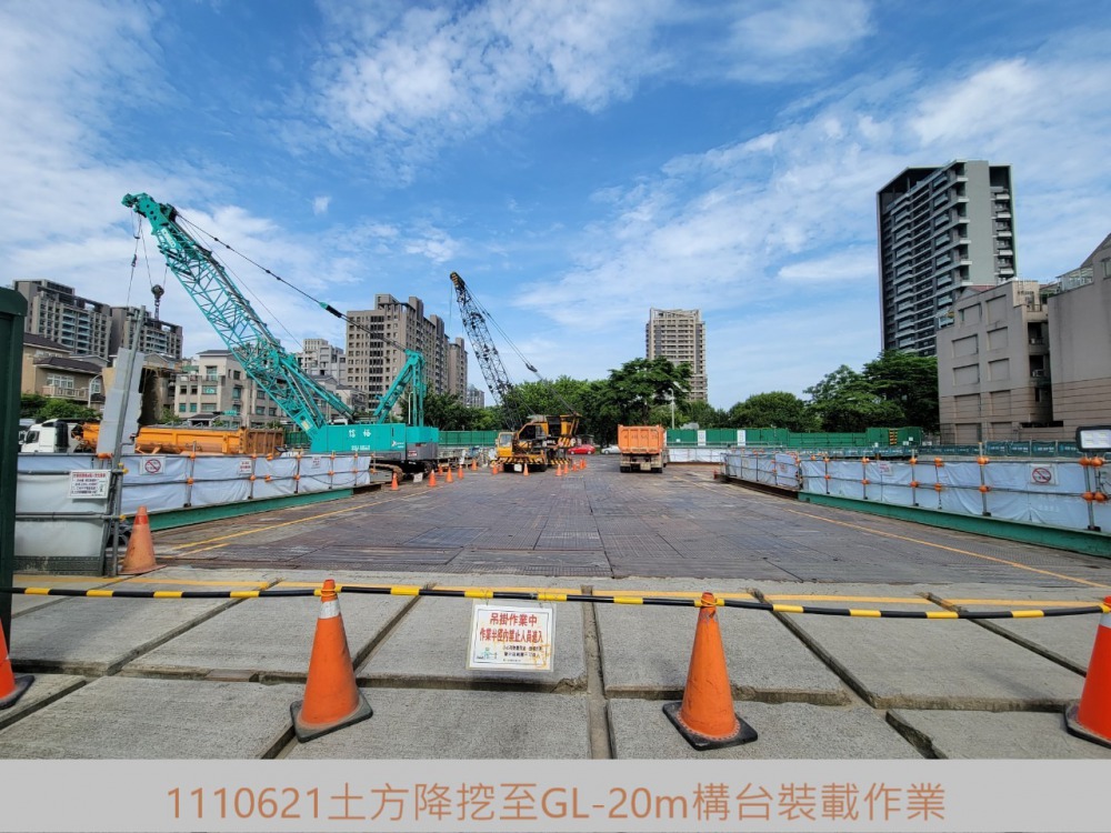 構台上土方裝載作業