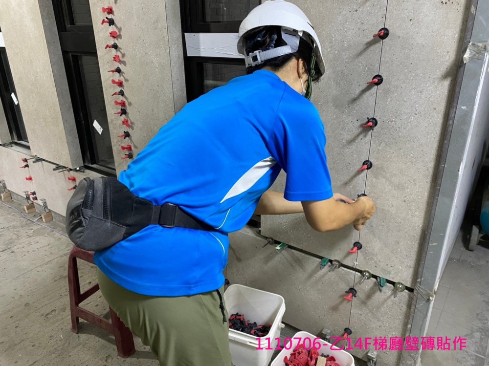 乙14F梯廳壁磚貼作