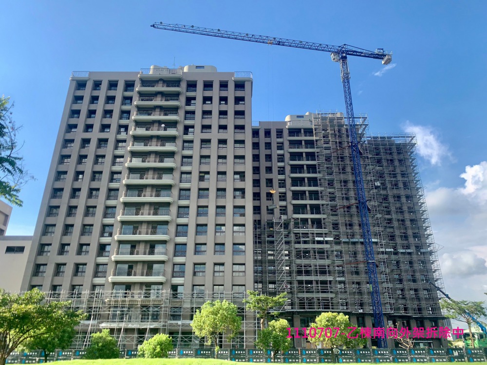 乙棟南向外架拆除中