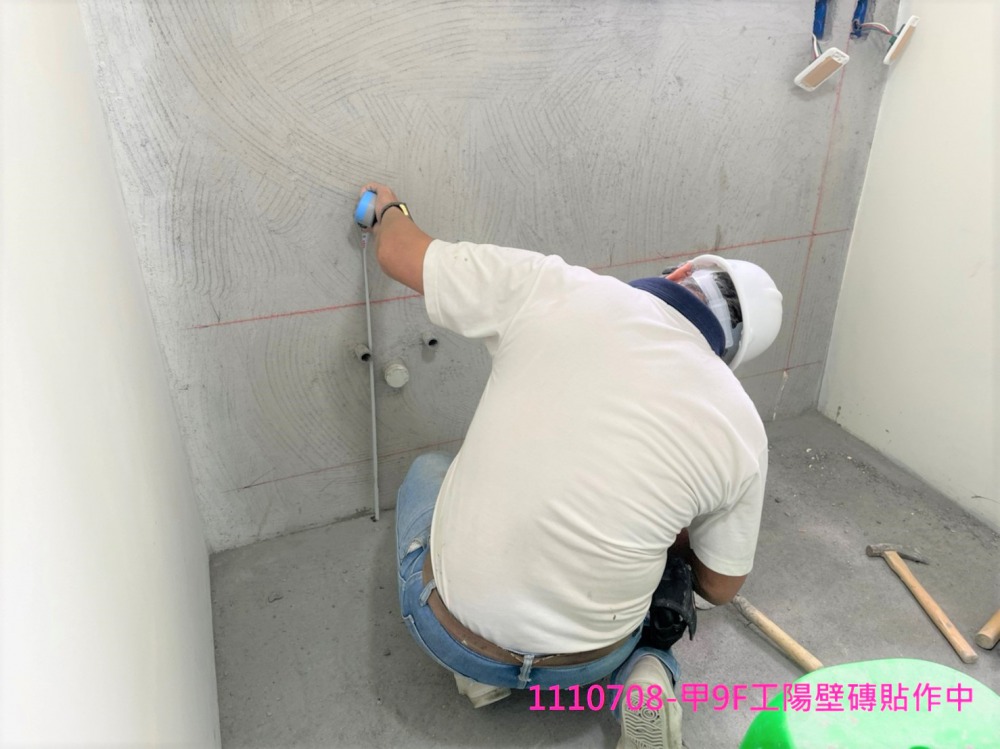 甲9F工陽壁磚貼作中