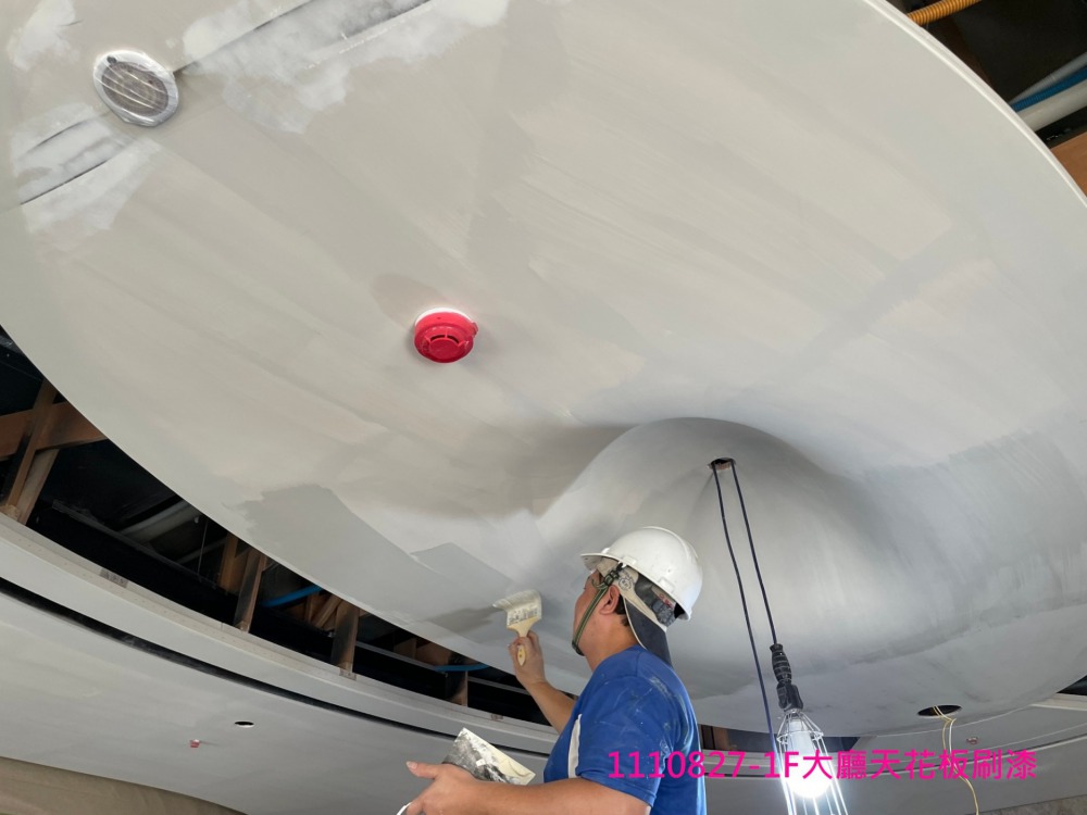 1F大廳天花板刷漆