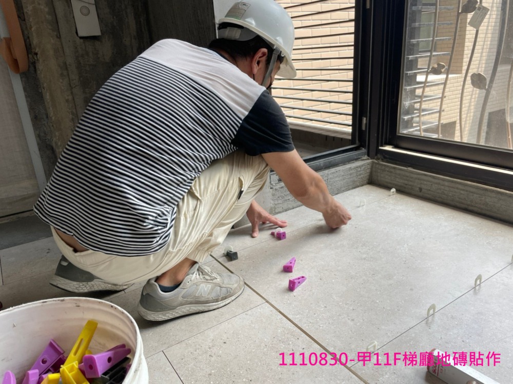 甲11F梯廳地磚貼作