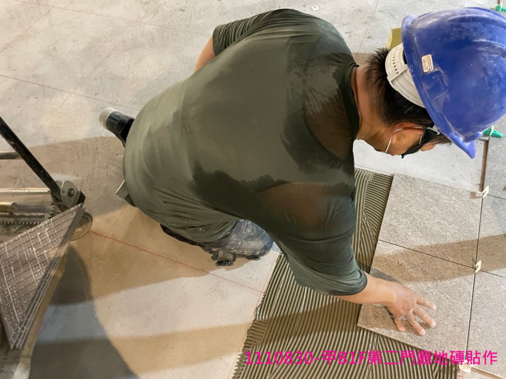 甲B1F第二門廳地磚貼作