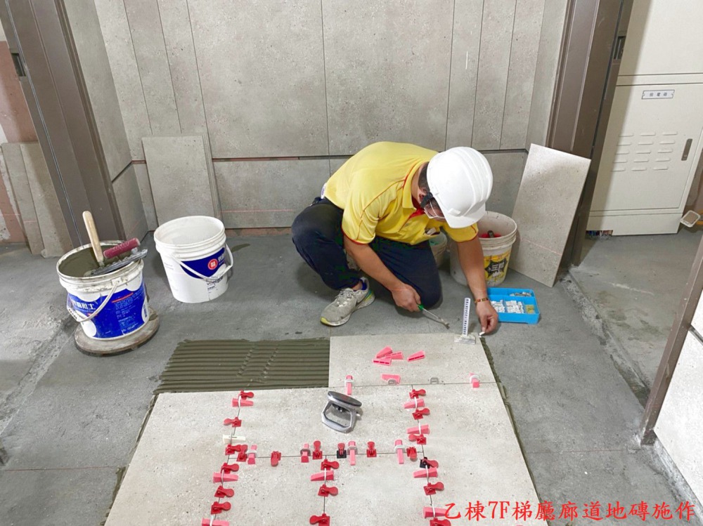 乙棟7F梯廳廊道地磚施作
