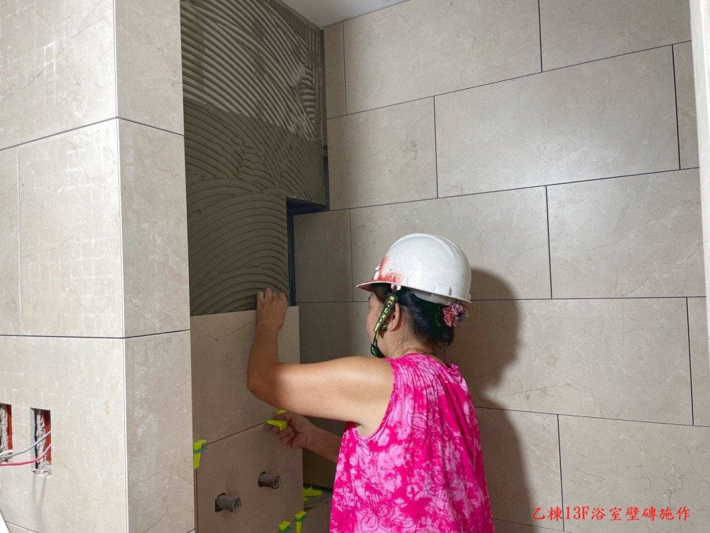 乙棟13F浴室壁磚施作