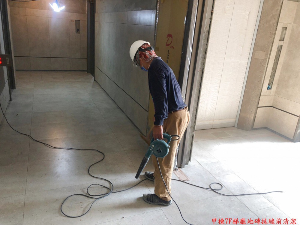 甲棟7F梯廳地磚抹縫前清潔