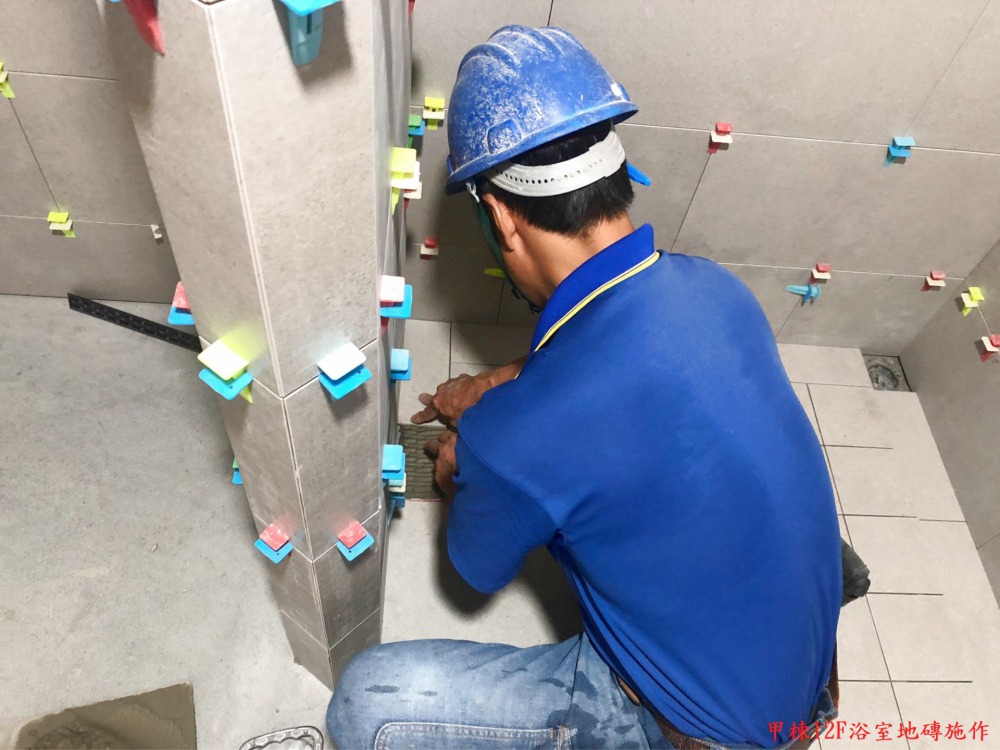 甲棟12F浴室地磚施作